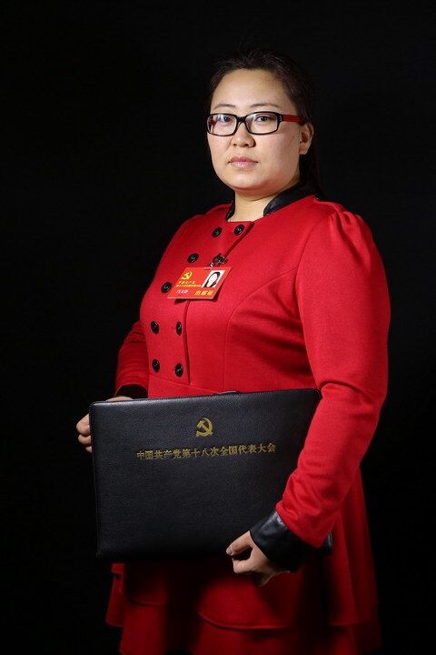 闫文静<br />
闫文静,内蒙古乌兰察布人,汉族,1986年8月出生,2007年5月加入中国共产党,大专学历,2006年开始进城务工,现为中山大洋电机股份有限公司行政管理部部长、团总支书记、志愿者服务队队长。她希望制定相应的机制保证青年党员入党以后能够接受党性和知识技能的再教育,加强新老广东人的融合,一些窗口行业能够更多地向外来务工人员放开。