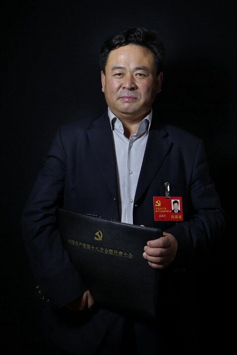 高福军<br />
高福军,满族,辽宁北镇人,1961年6月出生,2000年6月加入中国共产党,在职大专学历,1982年进城务工,现为沈阳天北建安公司第一项目部经理。他建议农民工在不同地方参加的社会保险可以互相衔接连续,完善从事高风险行业的农民工应急医疗预案。<br />