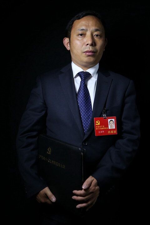 汪术华<br />
汪术华,汉族,安徽太湖人,1972年12月出生,2006年3月加入中国共产党,初中学历,1989年进城务工,现为安徽省太湖县牛镇镇驻沪流动党支部书记、牛镇镇南阳村党总支第一书记。他关注流动党员的管理和服务问题,希望加强流动党支部建设,加强流出地和流入地双重管理。<br />