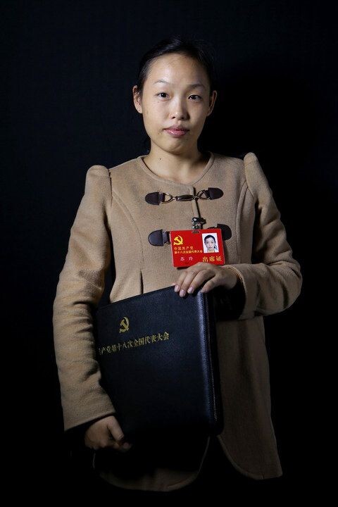 苏玲<br />
苏玲,回族,湖南常德人,1988年3月出生,2008年7月加入中国共产党,大专学历,2004年进城务工,现为湖南云锦集团常德分公司织部车间纺织工人。她说,纺织车间灰尘大、噪音大,工作时间又特别长,不但要来回不停地走动,还要高度集中注意力,纵横交错的经线纬线又细又密,错不得分毫。一般纺织工人到了40多岁,体力和眼力就吃不消了,她建议适当提早纺织工人的退休年龄。另外,年轻员工很多,但流失量很大,安居才能乐业,她建议在大型工矿企业周围,建一些廉租房或者平价房。<br />