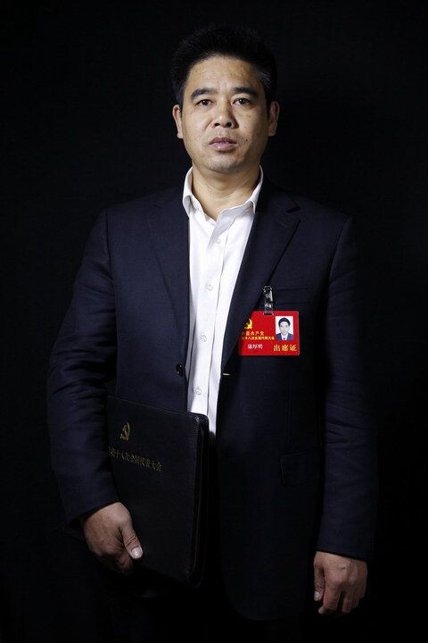 康厚明<br />
康厚明,汉族,重庆永川人,1963年3月出生,2002年5月加入中国共产党,初中学历,1998年进城务工,现为重庆建工集团第一市政工程有限责任公司路面工程处农工班班长。他希望进一步完善农民工社会保障制度,保障农民工权益,实现同工同酬同待遇,让农民工无后顾之忧地融入城市。<br />