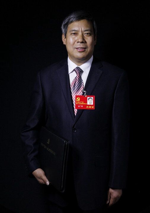 孟广彬<br />
孟广彬,汉族,山东东平人,1964年3月出生,1999年7月加入中国共产党,初中学历,1988年进城务工,现为黑龙江省哈尔滨市南岗区和兴路街道文兴社区社工。他说作为一名普通农民工,这么多年来的生活经历和成长经历,让他有了最大的体会:人不能活在自私之中,人活着能够帮助别人是最大的快乐,能为社会做有意义的事是最大的幸福。<br />
