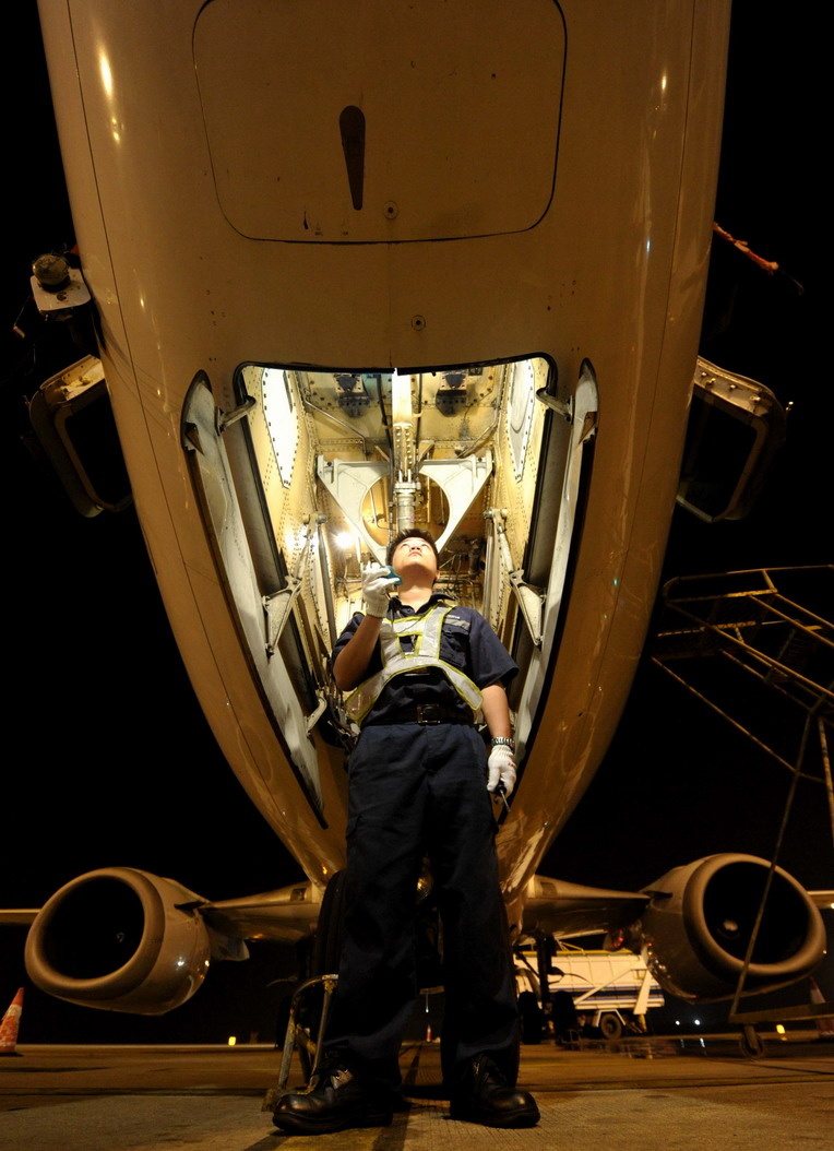  br />     在海南省海口美兰国际机场,各航空公司的飞机维修师每天不