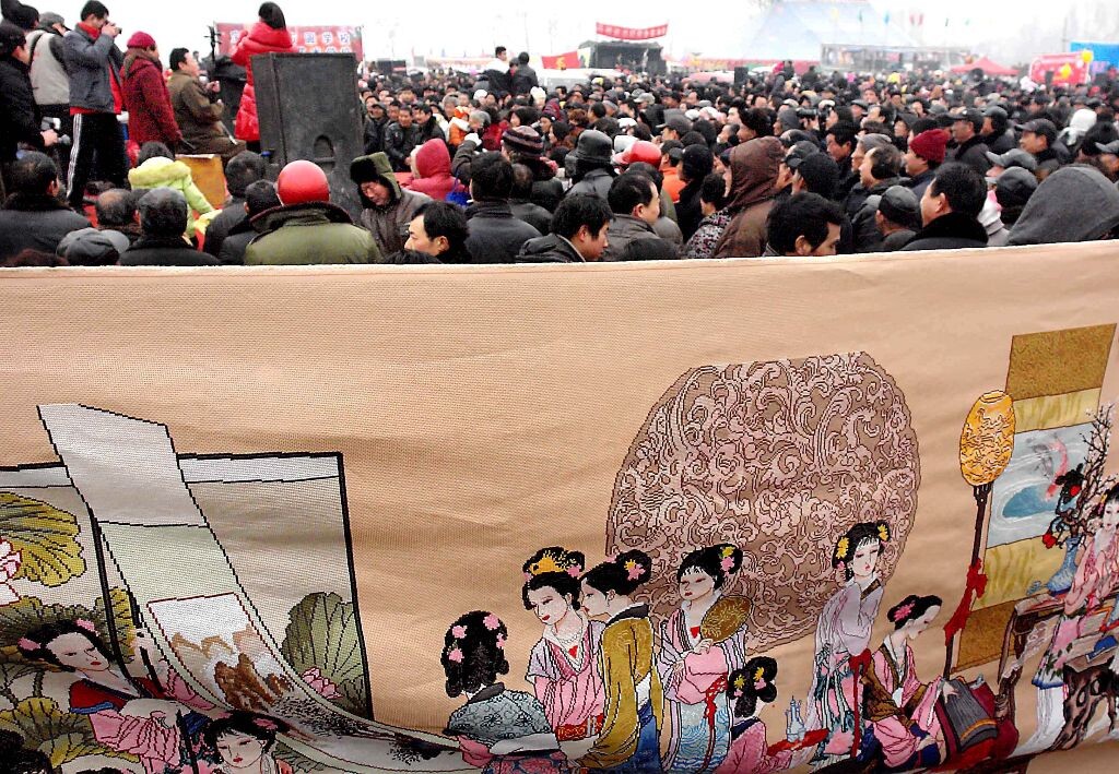 集市<br />
2012年2月4日,在河南省宝丰县的一个传统集会上,人头攒动,热闹非凡。集市,又称集会,特指定期聚集进行的商品交易活动形式。在中原地区,赶集市是春节期间必不可少的内容。