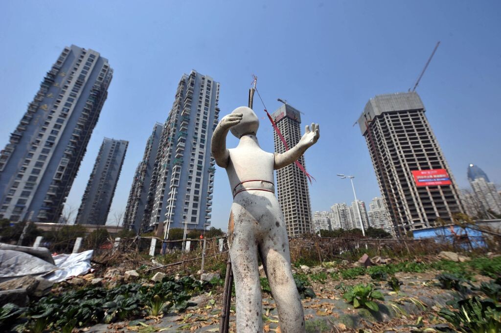 楼市“高台跳水”<br />
3月5日,一位“童装模特”站在温州市中心一地块上。以“炒房团”著称的浙江温州,其楼市被认为是为全国楼市重要的风向标。据温州市物价局监测预警分局最近公布的监测数据显示,2012年,温州市新建商品住宅价格指数和成交均价双双下降,其中均价下跌24%。同时,土地平均楼面地价处于近5年来最低值。温州部分豪宅的房价与2010年相比几近“腰斩”。(新华/王定昶)