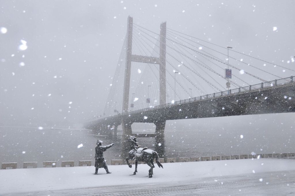吉林飞雪<br />
3月27日,雪中的吉林市临江门大桥。当日,吉林省吉林市再迎降雪。(新华/王明铭)