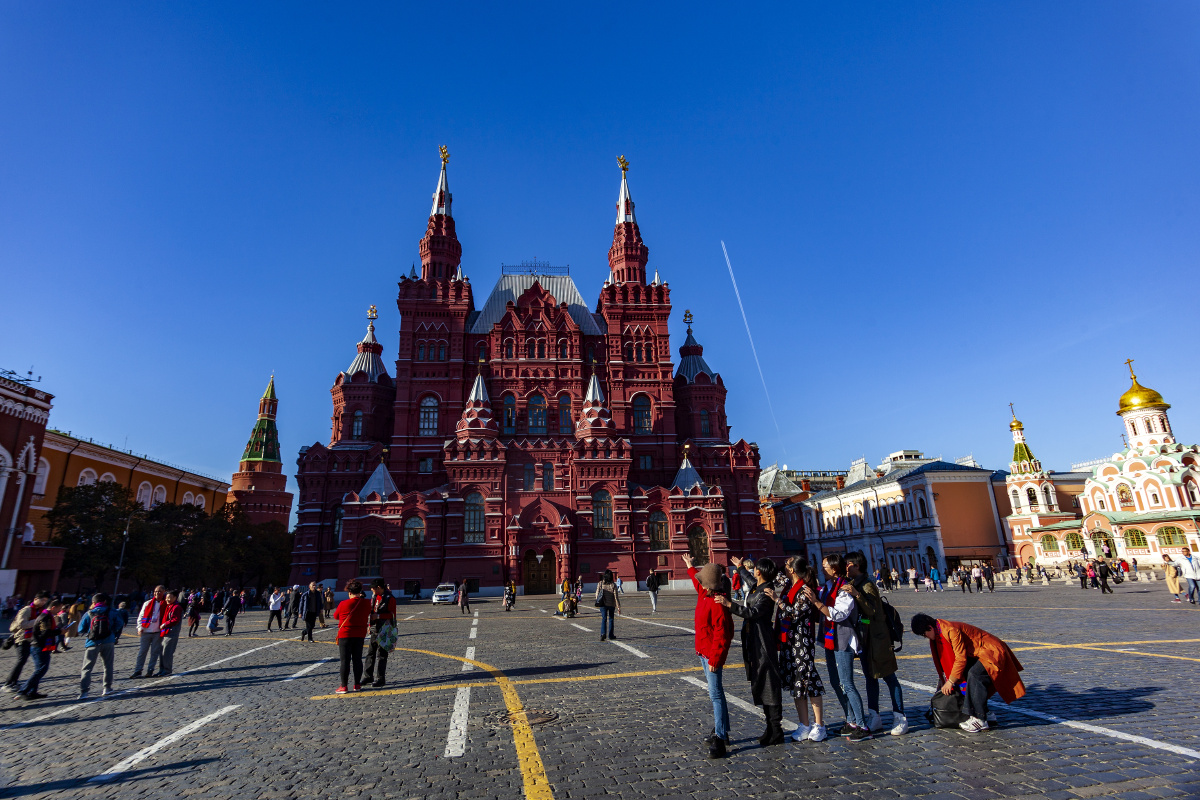 中国游客在红场合影留念.