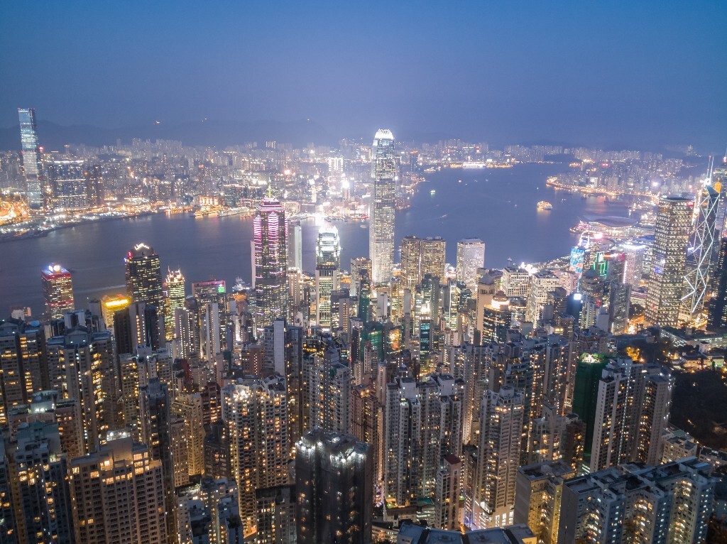 太平山顶俯瞰香港夜色，这里能看到香港最密集的建筑群