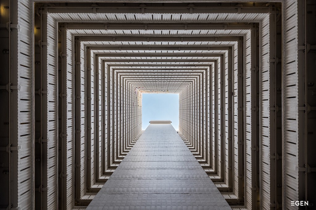 对称规律的建筑设计营造出视觉空间感，坪石村是许多摄影爱好者的必访之地。