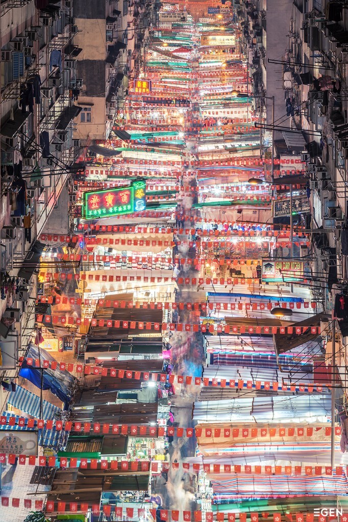 庙街是香港一条富有特色的街道，同时也是香港最负盛名的夜市。<br />
夜晚的庙街人潮涌动，热闹非凡，这里有卖服装的，有卖百货的，也有卖小黄片的和站街的失足妇女。