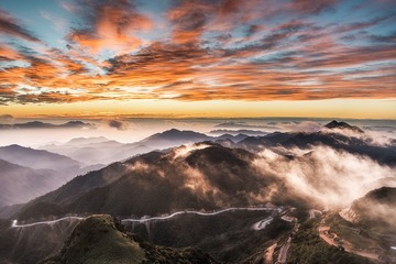 猛坑石日出