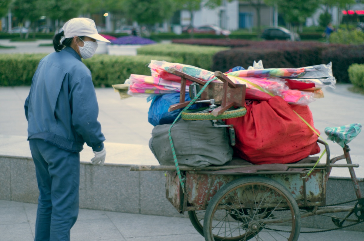 收摊下班回家 br />