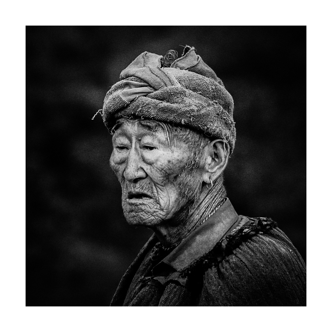 彝族老阿普大头照