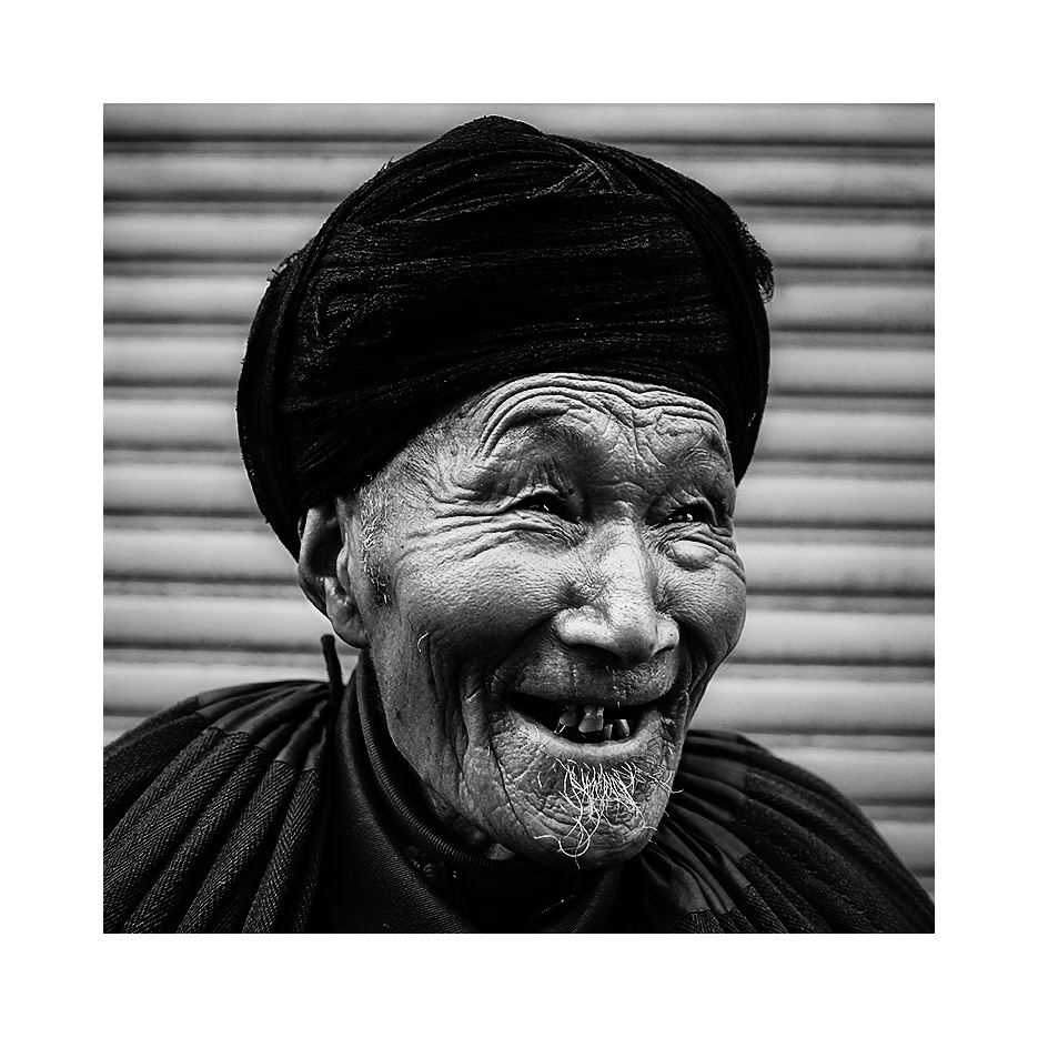 彝族老阿普大头照