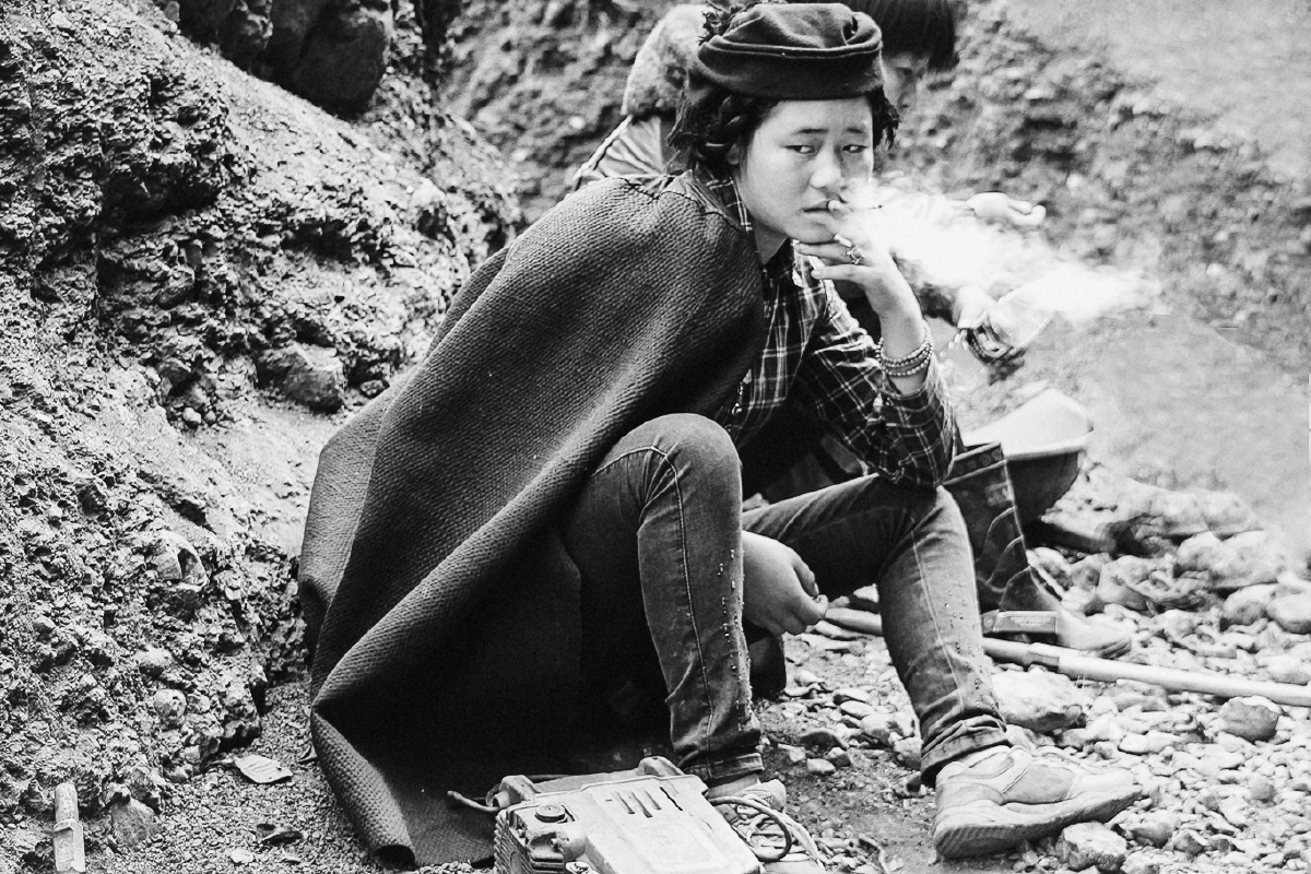 小小年纪就开始一根接一根地抽烟