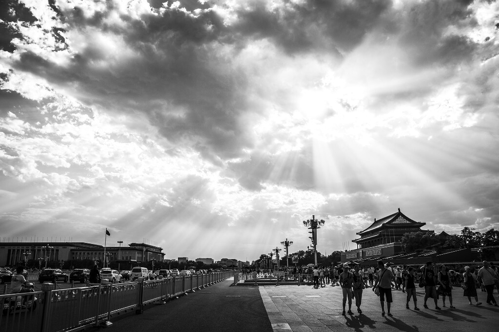 去年夏天时候农民第一次去北京，在天安门前忘了叫啥路上的时候骑着车忽然发现天上的云彩很好看，停下来拍照留念，拍完后路边上的交警哥哥就和我说你快走吧我看你就拍张照片就没赶你走，车不能停在这里的自行车也不行。忽然觉得北京还是挺可爱的一个地方，阅兵前夜传上来应应景好了。