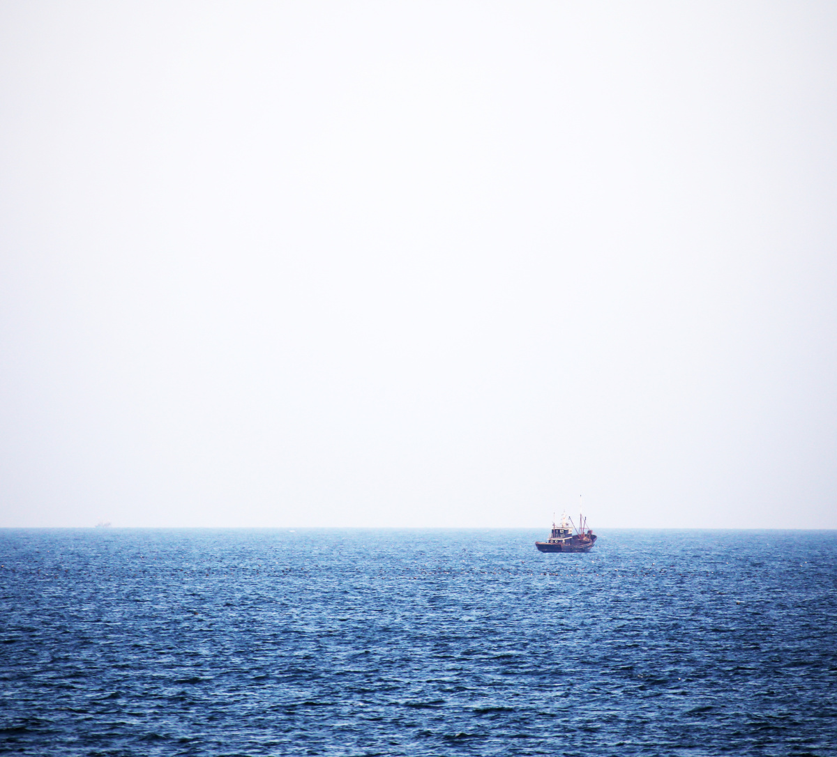 海与船
