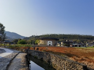 68572