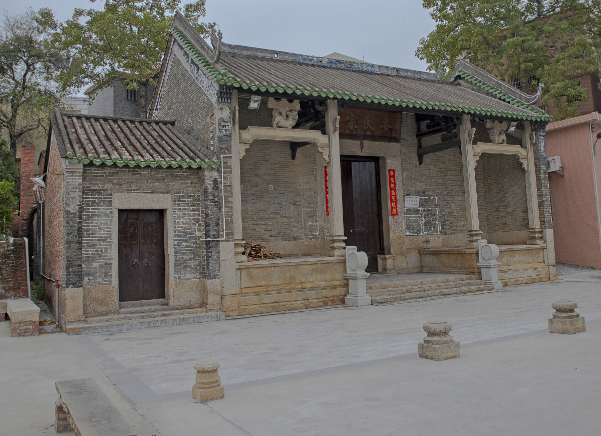 这是城中村里的一座老祠堂,维护的还不错.