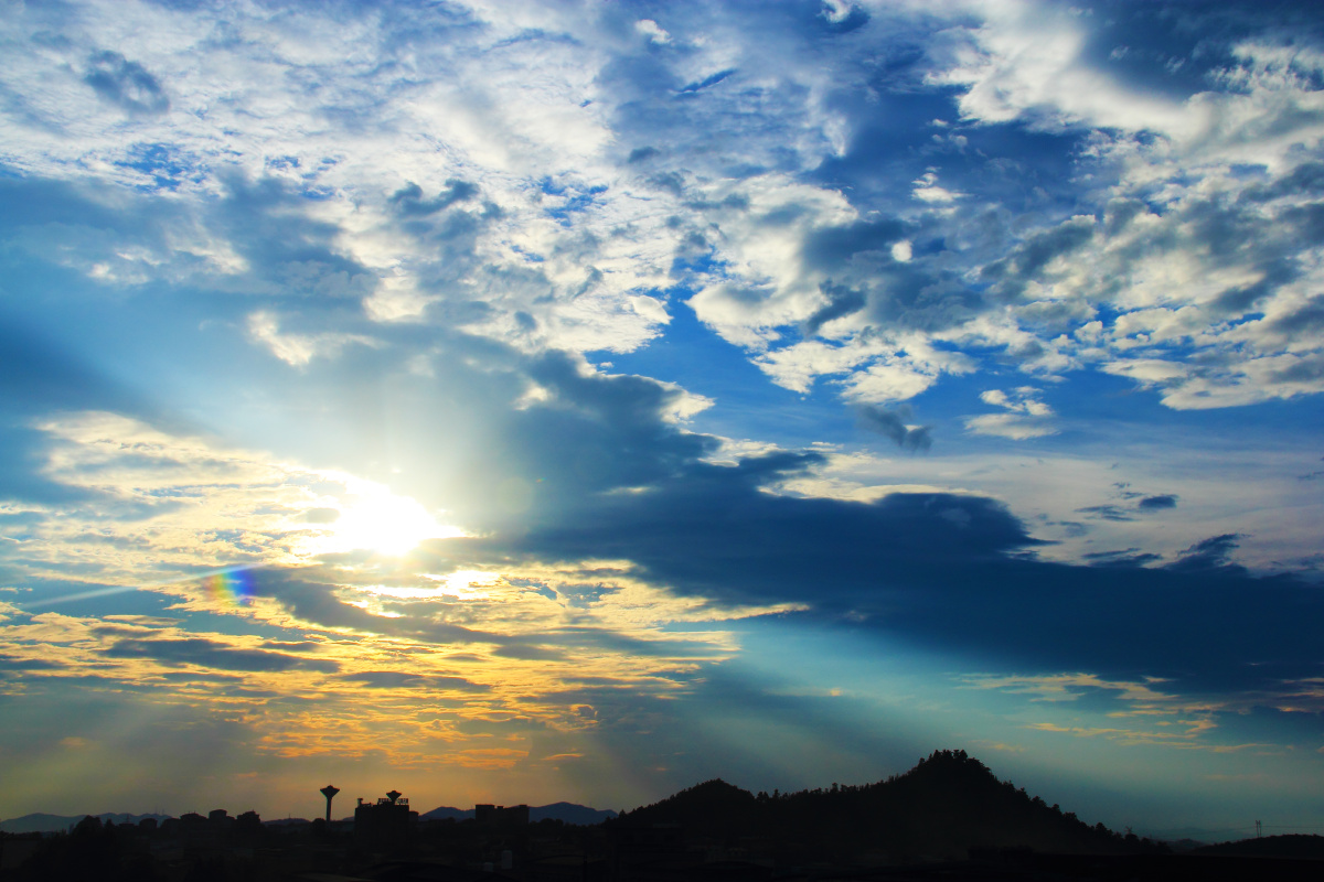 天空 br /> 摄于盛夏的一个傍晚.地上无风景可言,天空却是相当迷人.