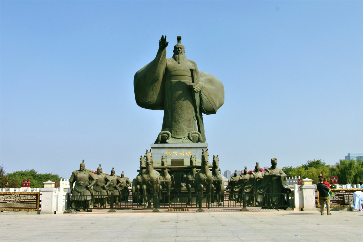 汉武大帝雕像群