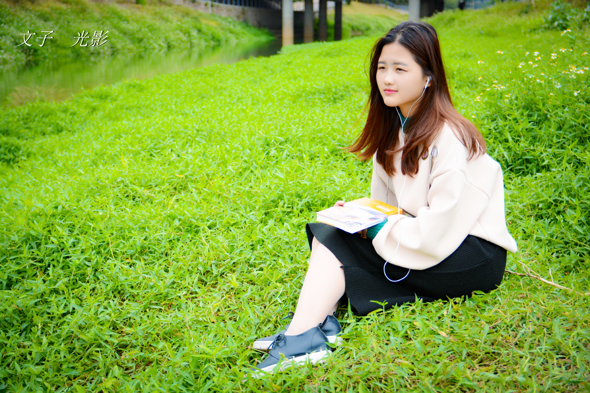 公园里的少女二