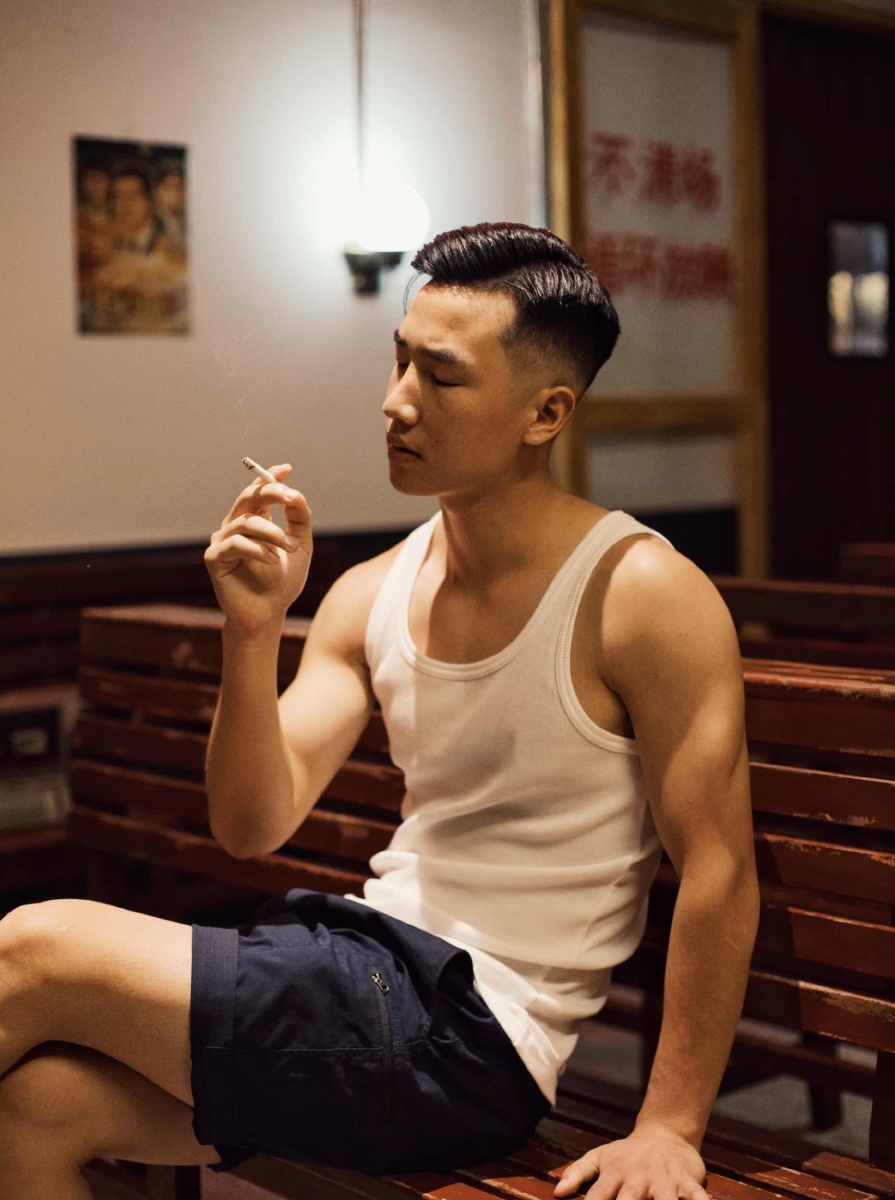 我想回到以前 点一根烟 看一场电影 听一首歌 跳