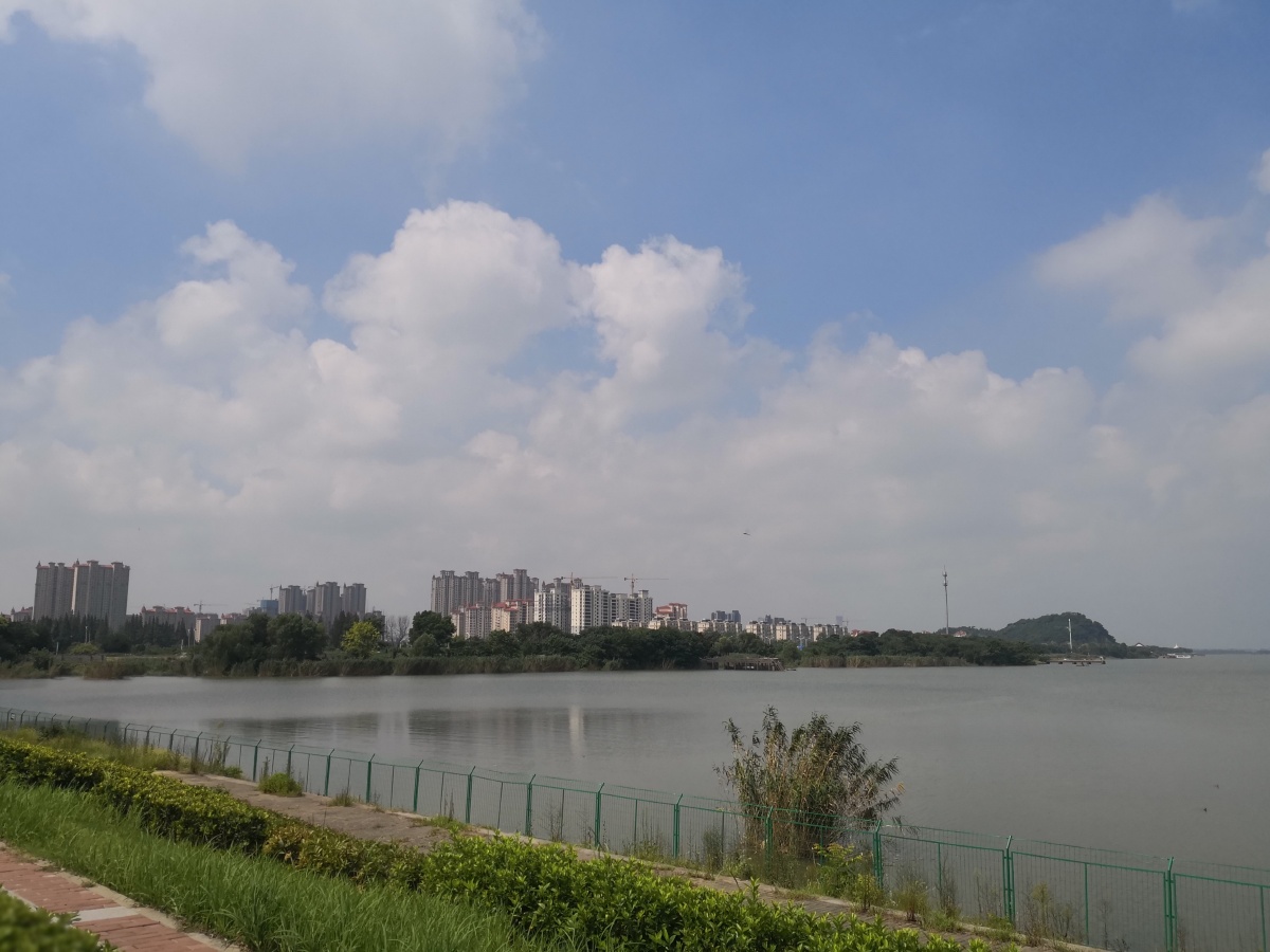 京江路上白云飘.