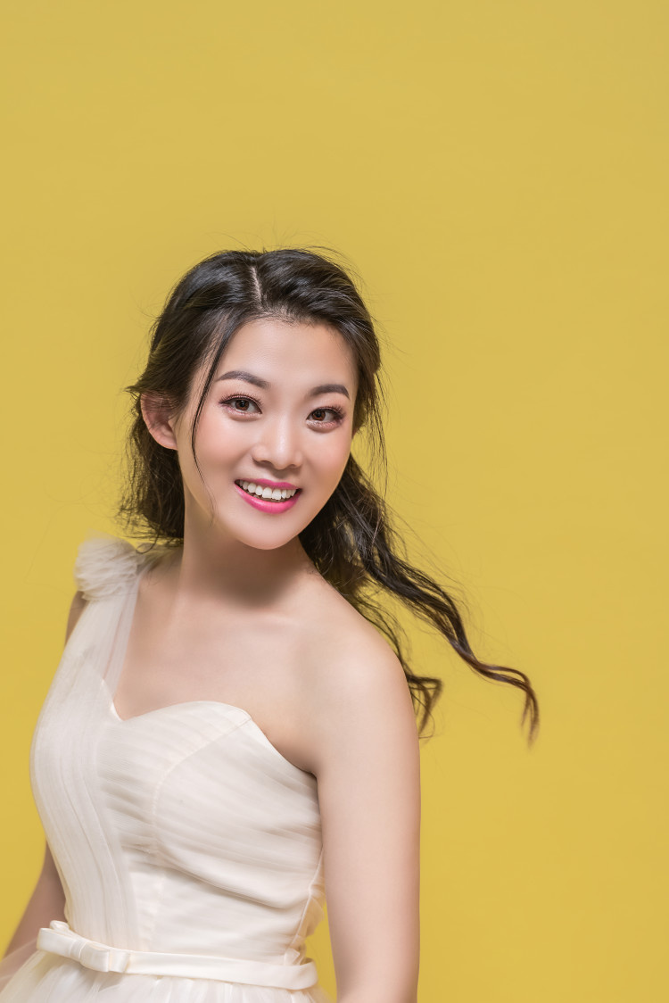 纯色背景闺蜜写真