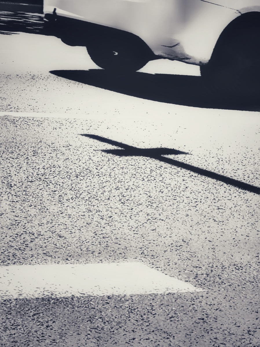 烈日下摄像头与汽车的影子