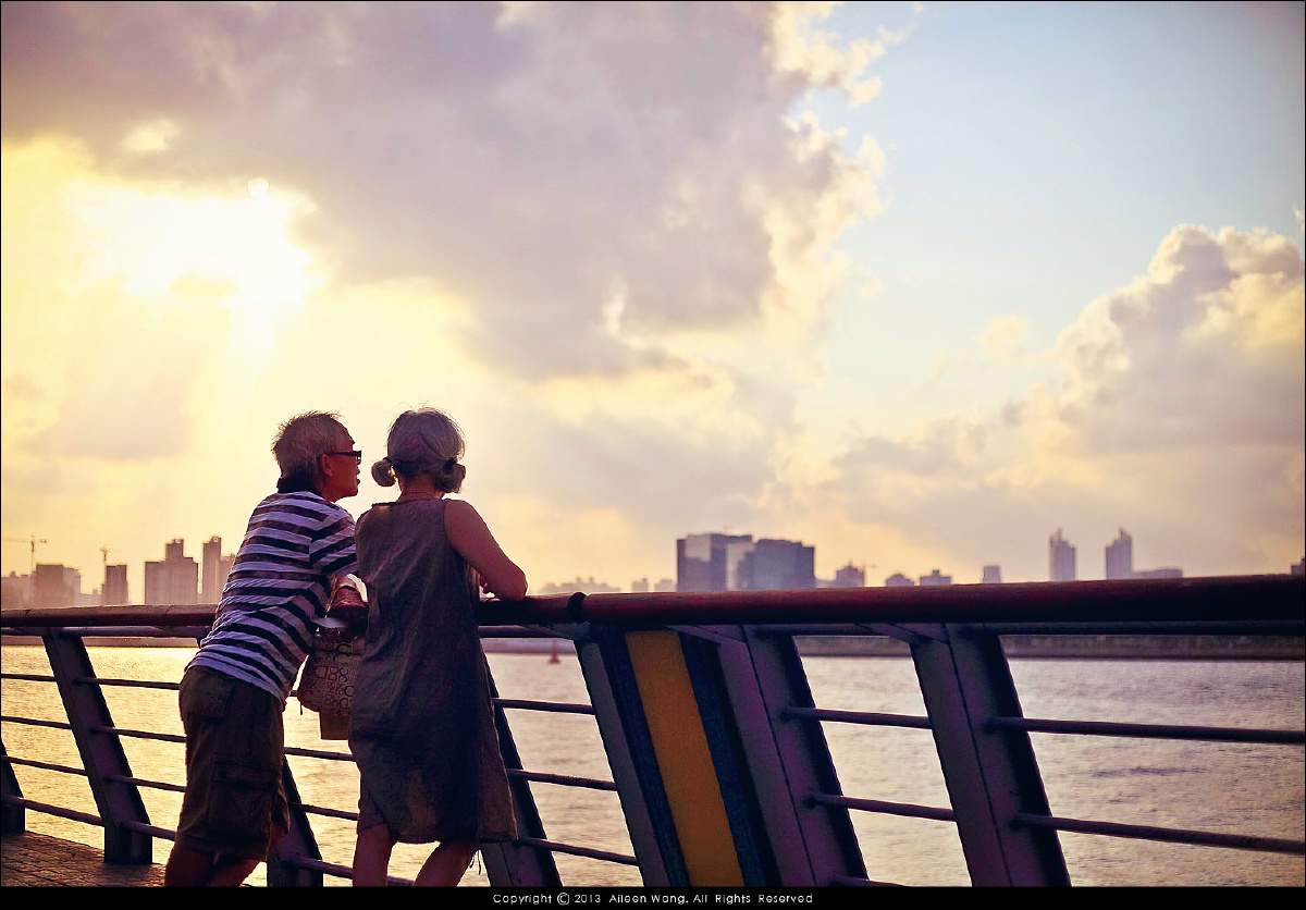 一起看夕阳的老夫妇