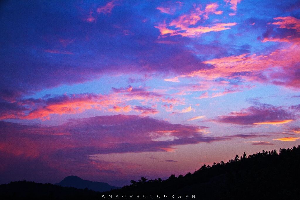 IMG_9910<br />
今天的晚霞太美，从黄到紫变化太快。