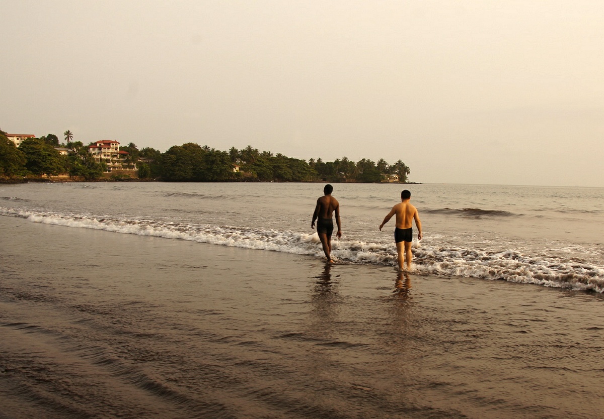 中非兄弟在喀麦隆林贝的黑沙滩