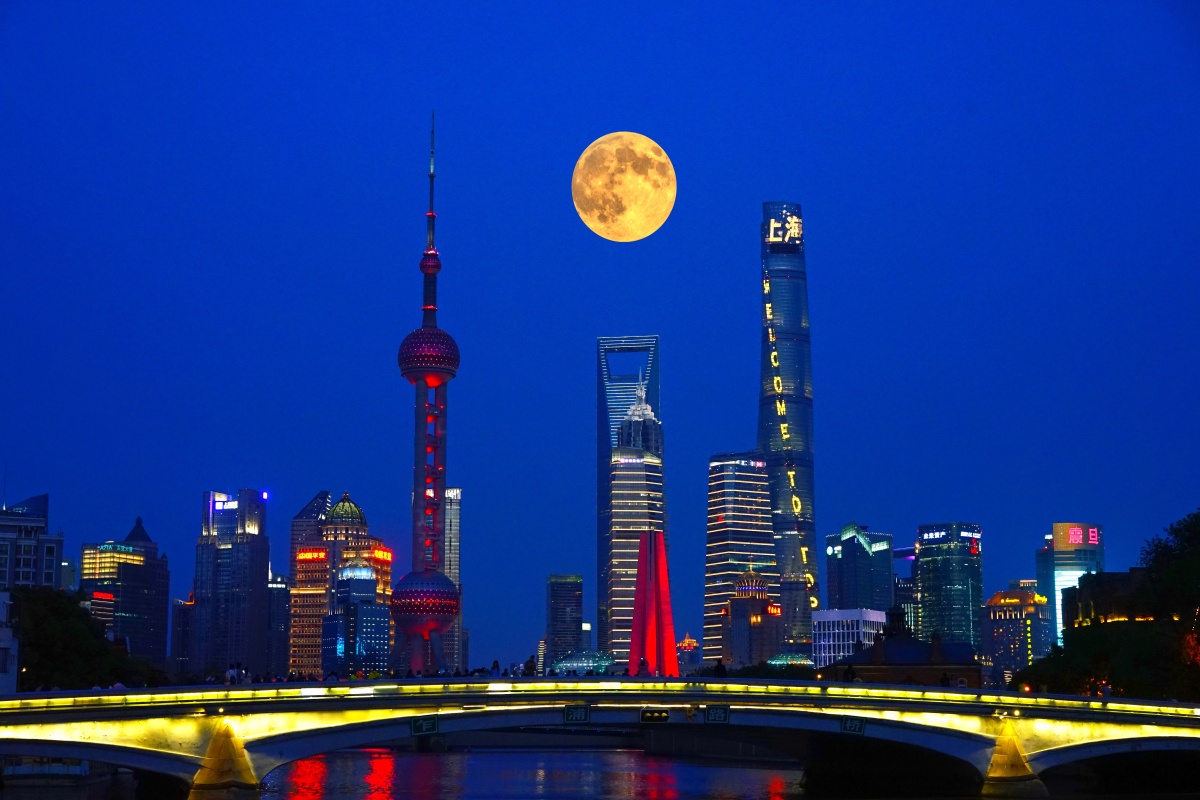 上海的傍晚蓝光时刻