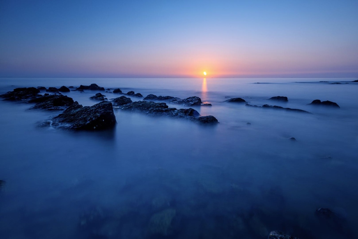 一月北部湾海域风平浪静和风习习此刻这片大海正慢慢地被夜色笼罩格外