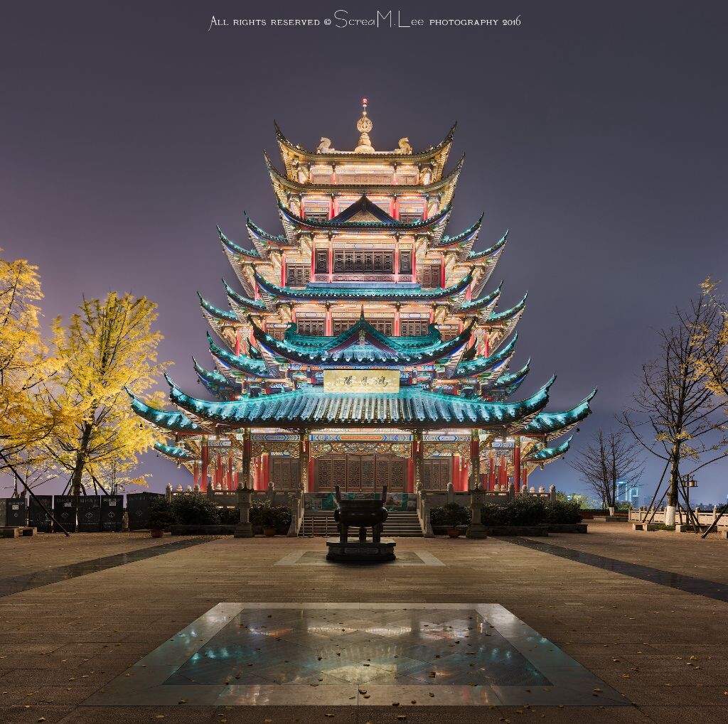 重庆初冬的夜晚，江北之巅的鸿恩寺静寂一片，寒风带着片片银杏逐叶凋落，唯有鸿恩阁的光辉不会减褪。
