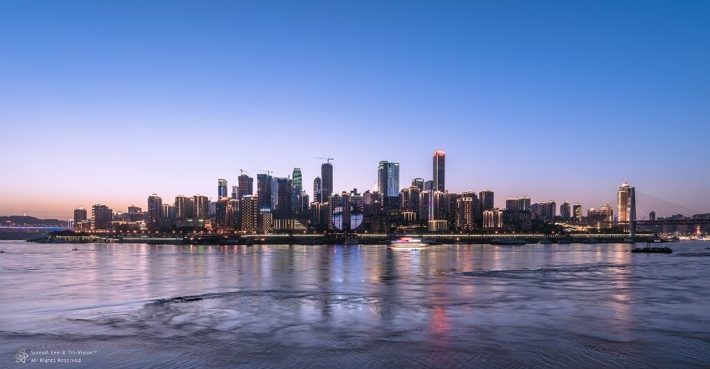 这么干净的重庆天空好久不见。一言不合就火烧云，这对于我们来说无疑是个惊喜～更是每个市民的福祉，重庆的空气真是越来越好了。