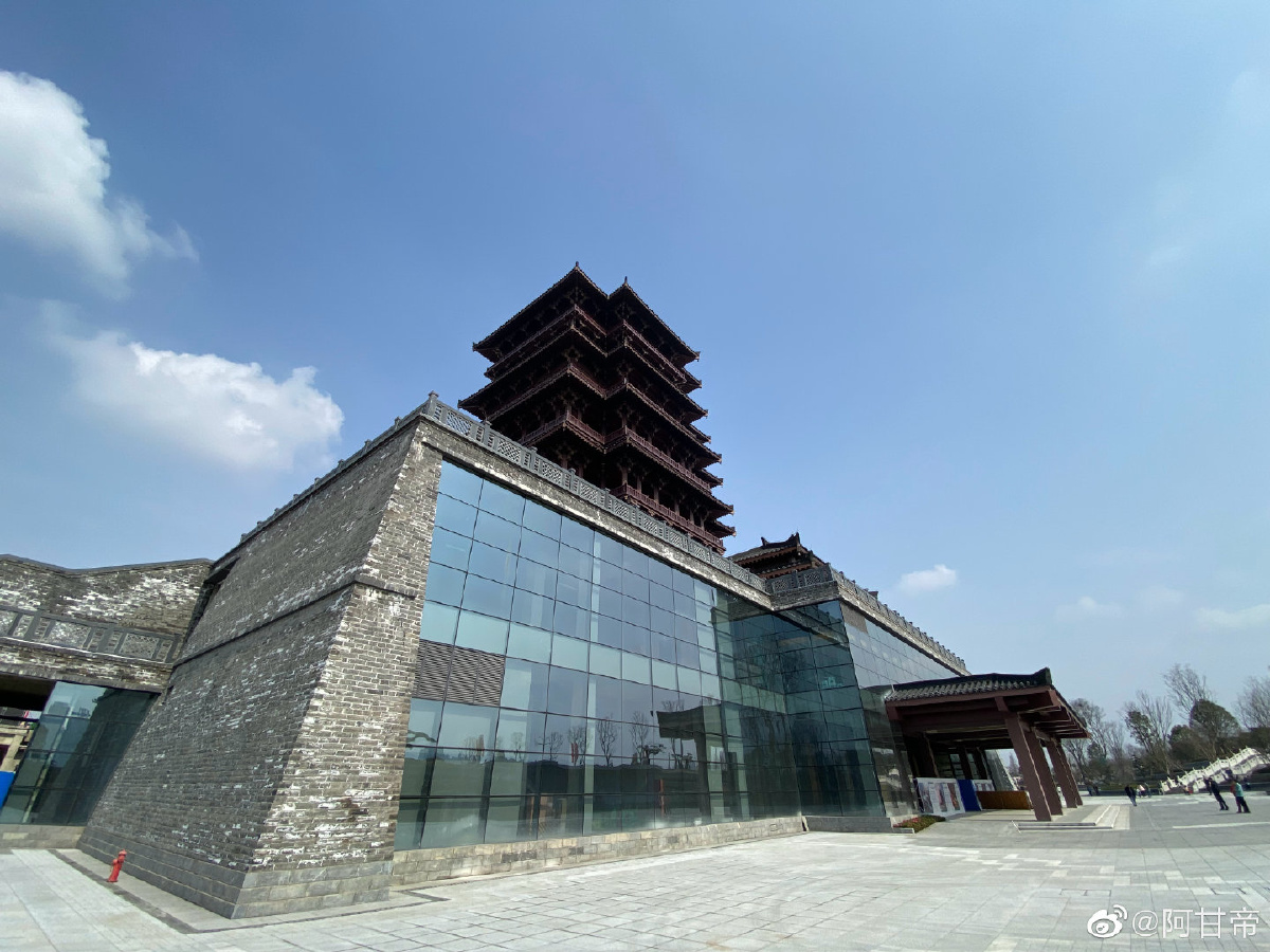 外七层内九层五层檐的主楼组成,是中国古代阁楼建筑与高台形象的结合