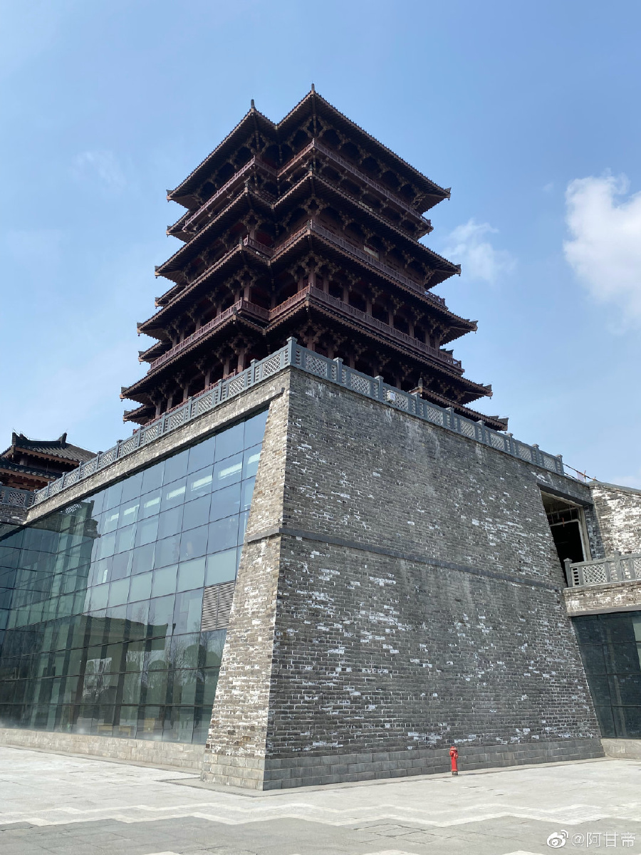 外七层内九层五层檐的主楼组成,是中国古代阁楼建筑与高台形象的结合