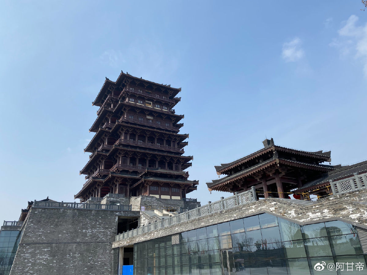 外七层内九层五层檐的主楼组成,是中国古代阁楼建筑与高台形象的结合