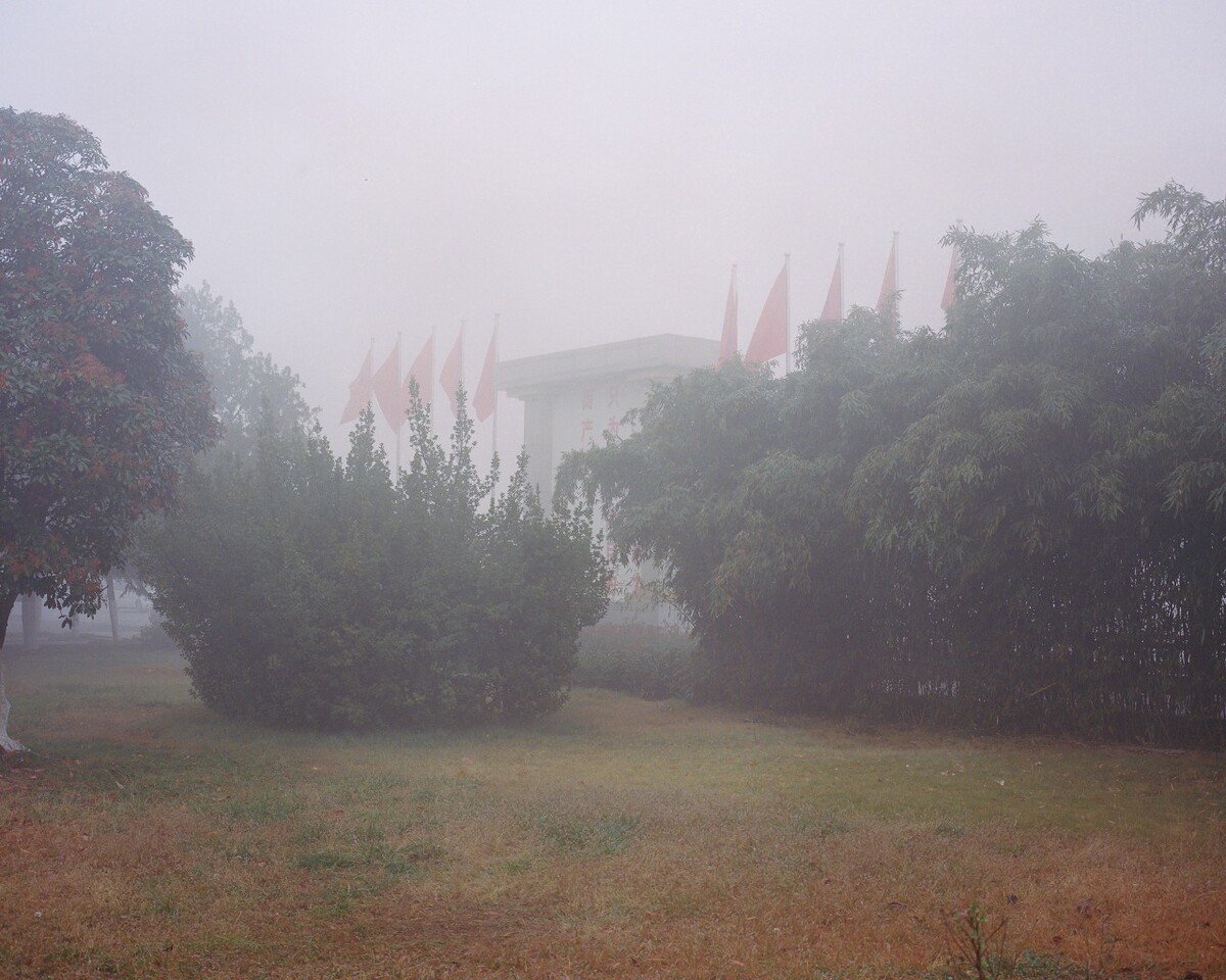 36. 2018年11月13日,南街村,晨雾中的红旗。