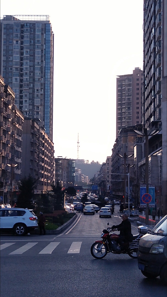 城市街景拍摄于四川遂宁市船山区公园东路