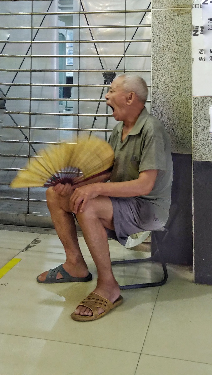 老大爷打哈欠一望无牙