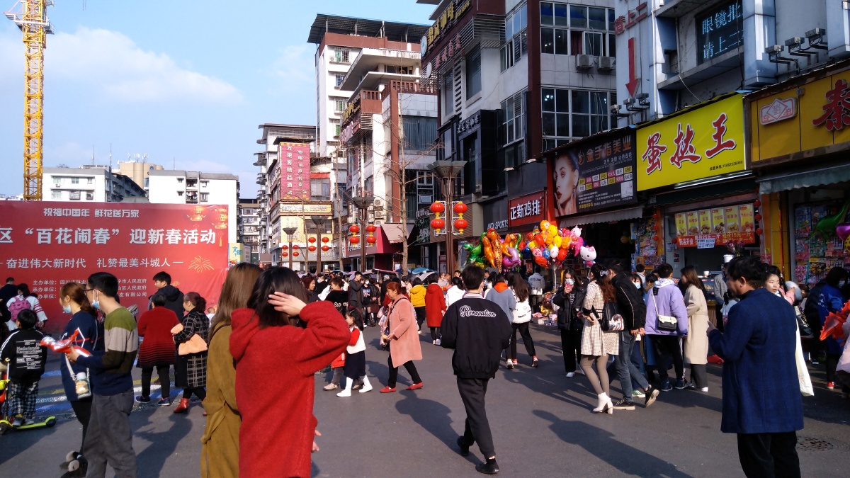 街拍瞬间拍摄于四川遂宁市船山区商务步行街