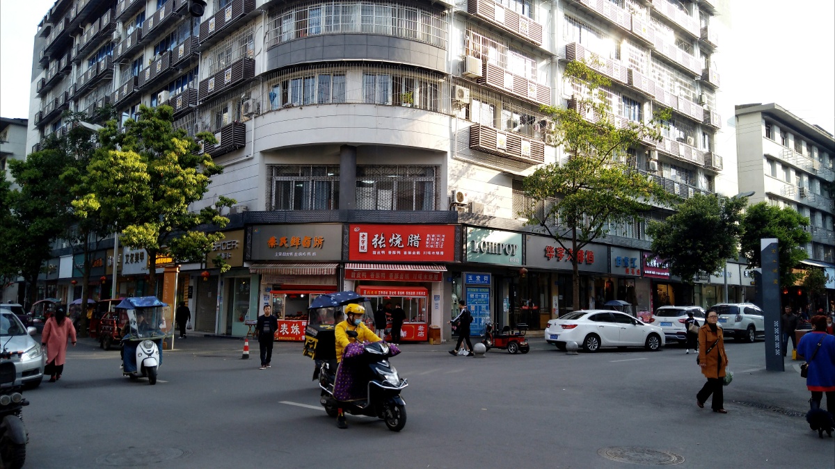 街拍瞬间拍摄于四川遂宁市船山区北辰街
