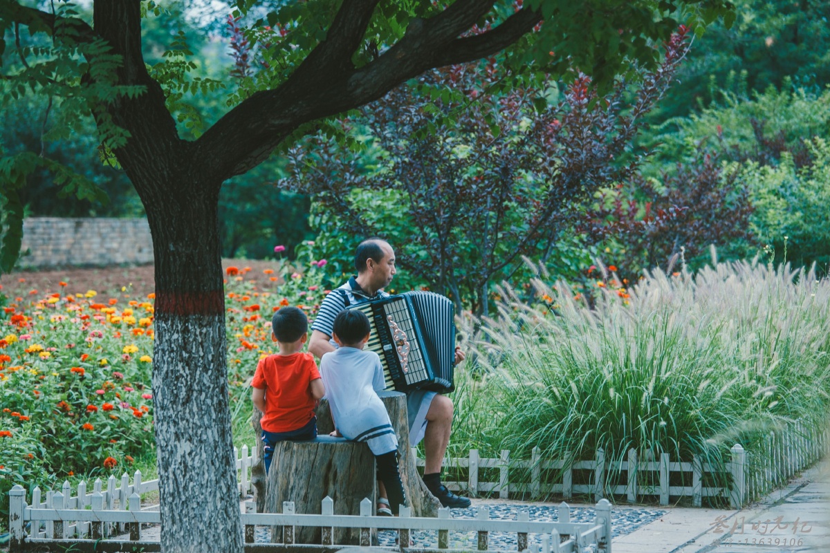 公园的拉琴人,认真聆听的小朋友!