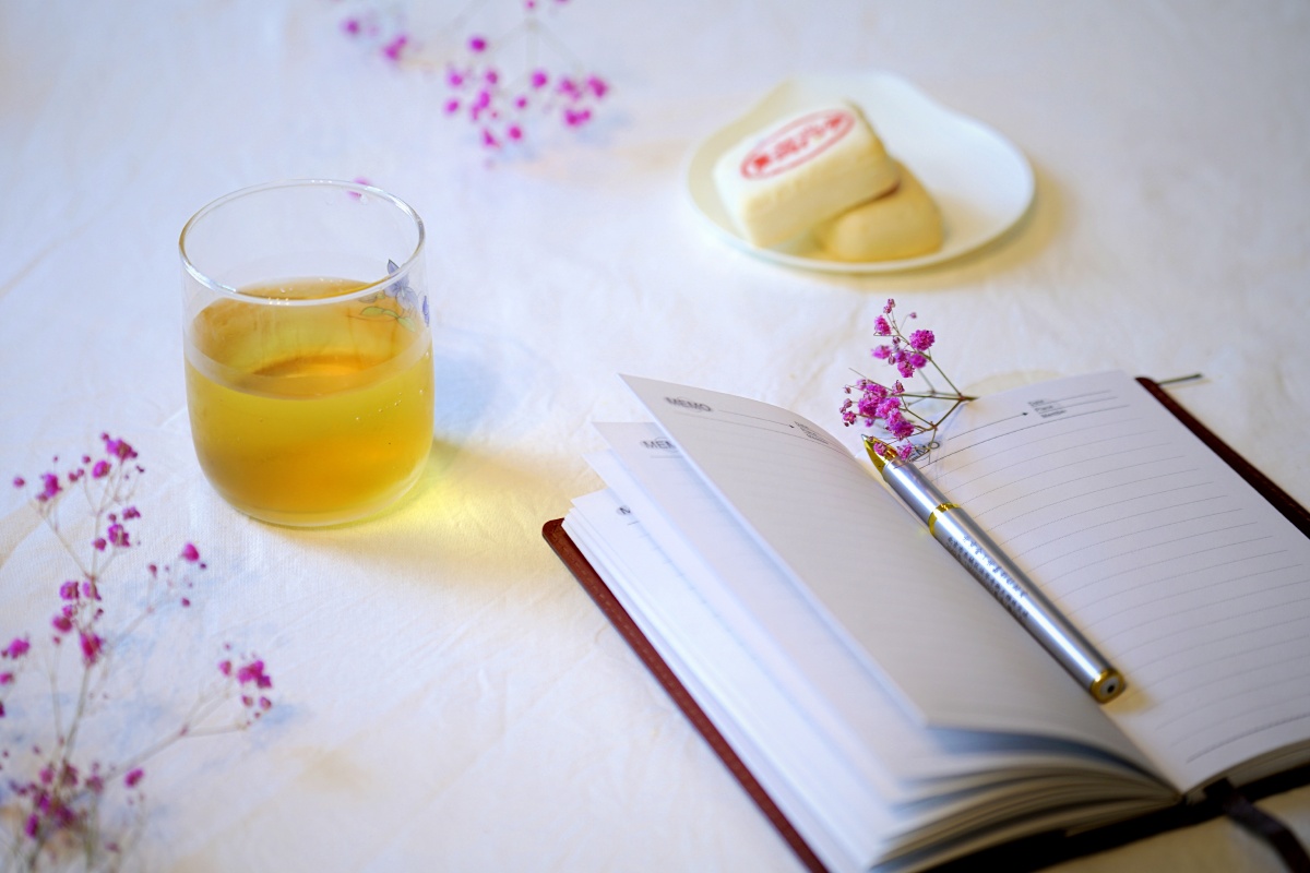 下午茶读书时间一杯茶两本书几块甜点淡淡花香