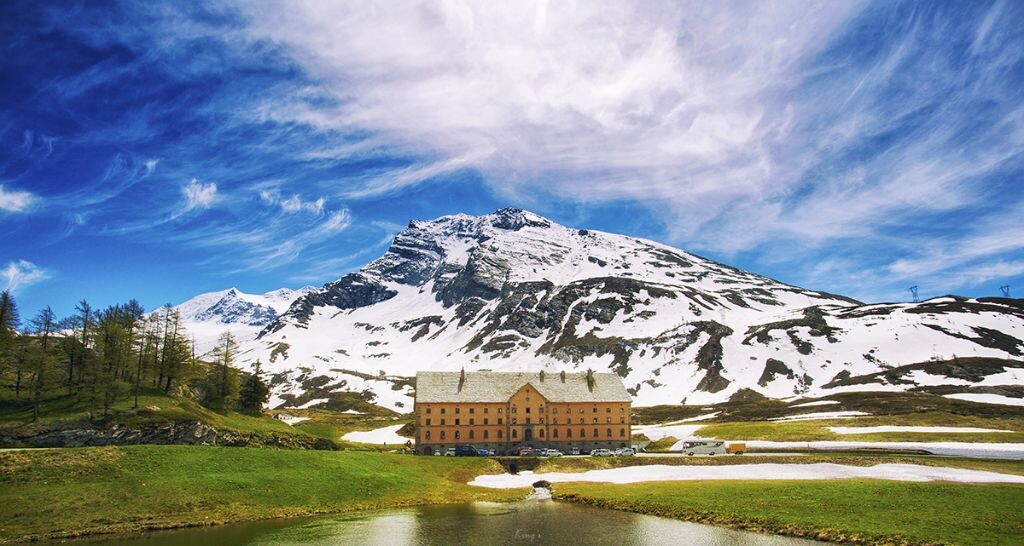 瑞士境内的路上，一座不知名的雪山脚下，矗立着一栋古堡，这是梦中的家园吗