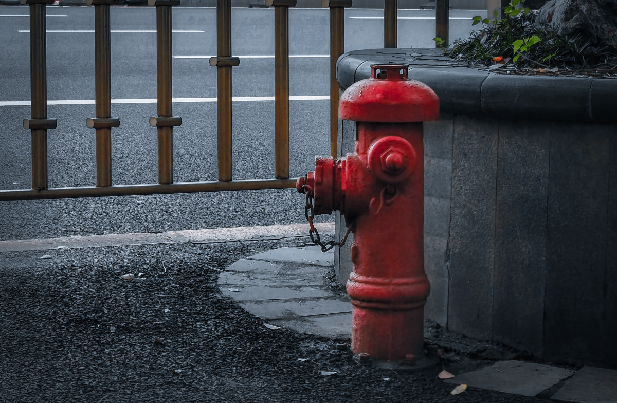 在南昌的街头发现一个消防栓在这个伟大的城市红色显的格外鲜艳