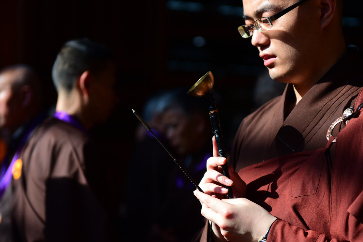 江西庐山东林寺寺院木鱼合掌念佛